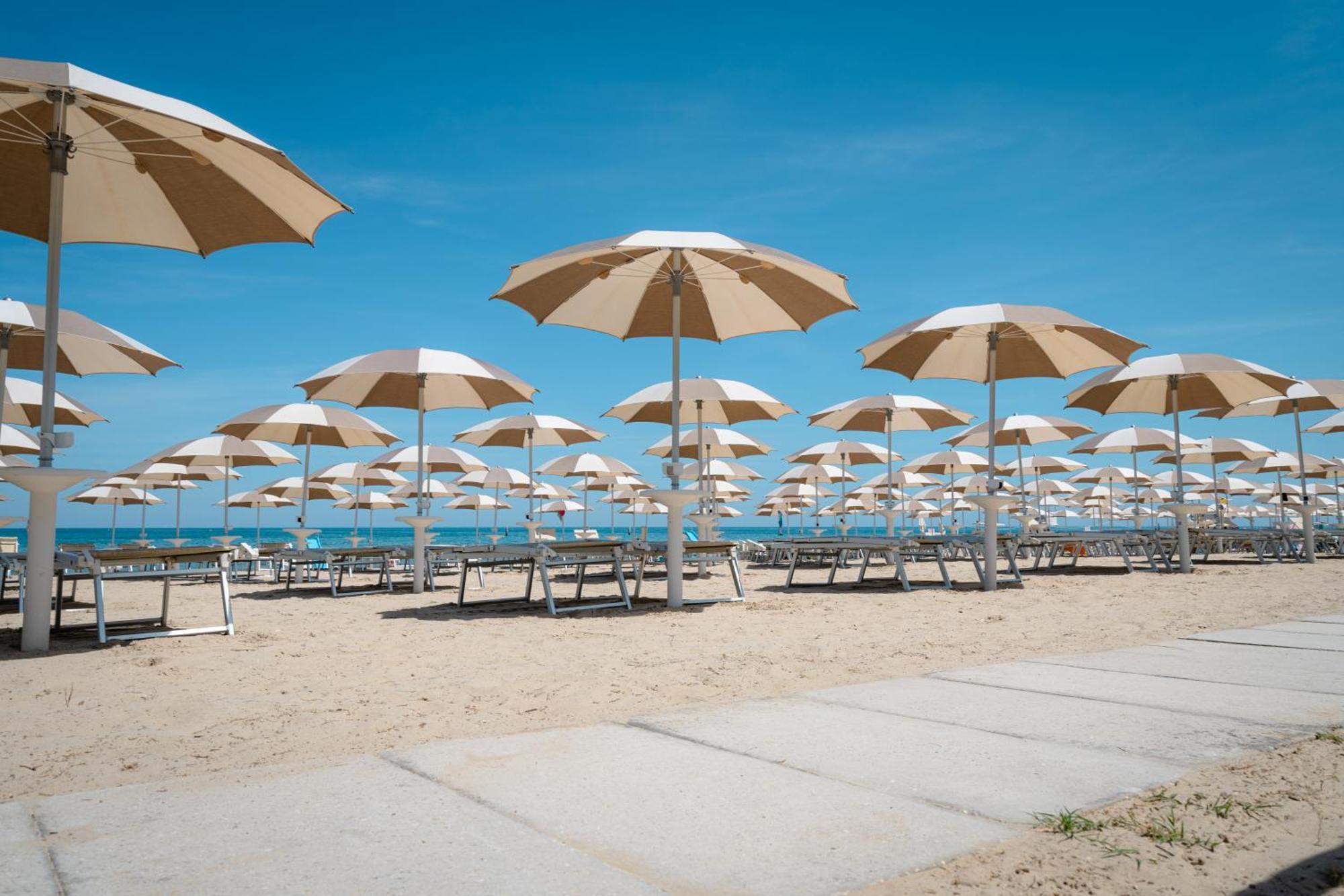 Club Del Sole Stork Family Collection Hotel Giulianova Exterior photo